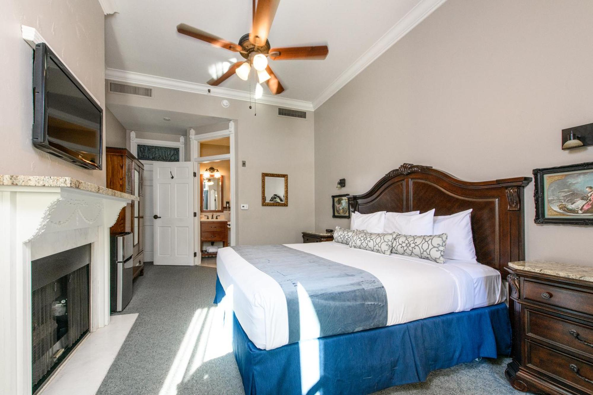 1 King Bed Balcony