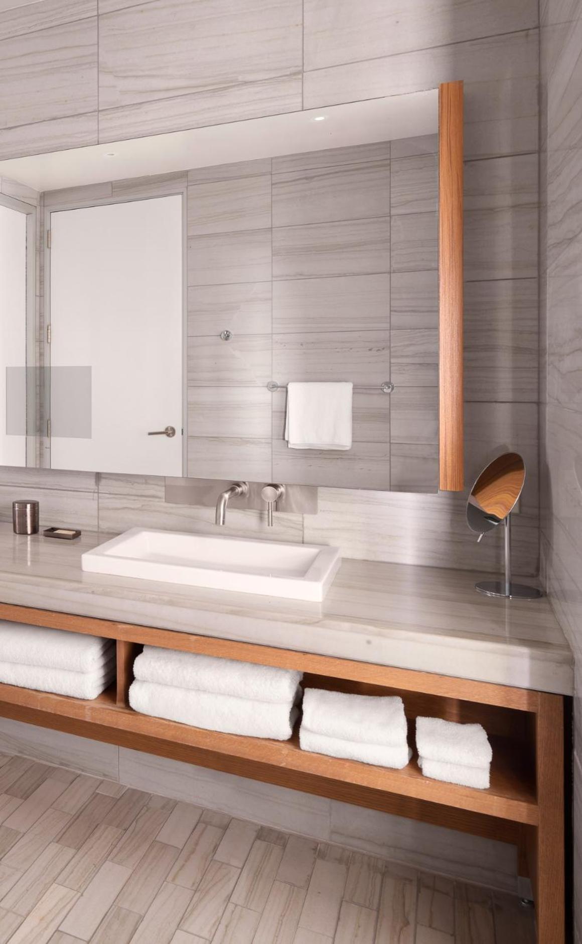 One-Bedroom Skyline King Suite with Sofa Bed and Harbour View