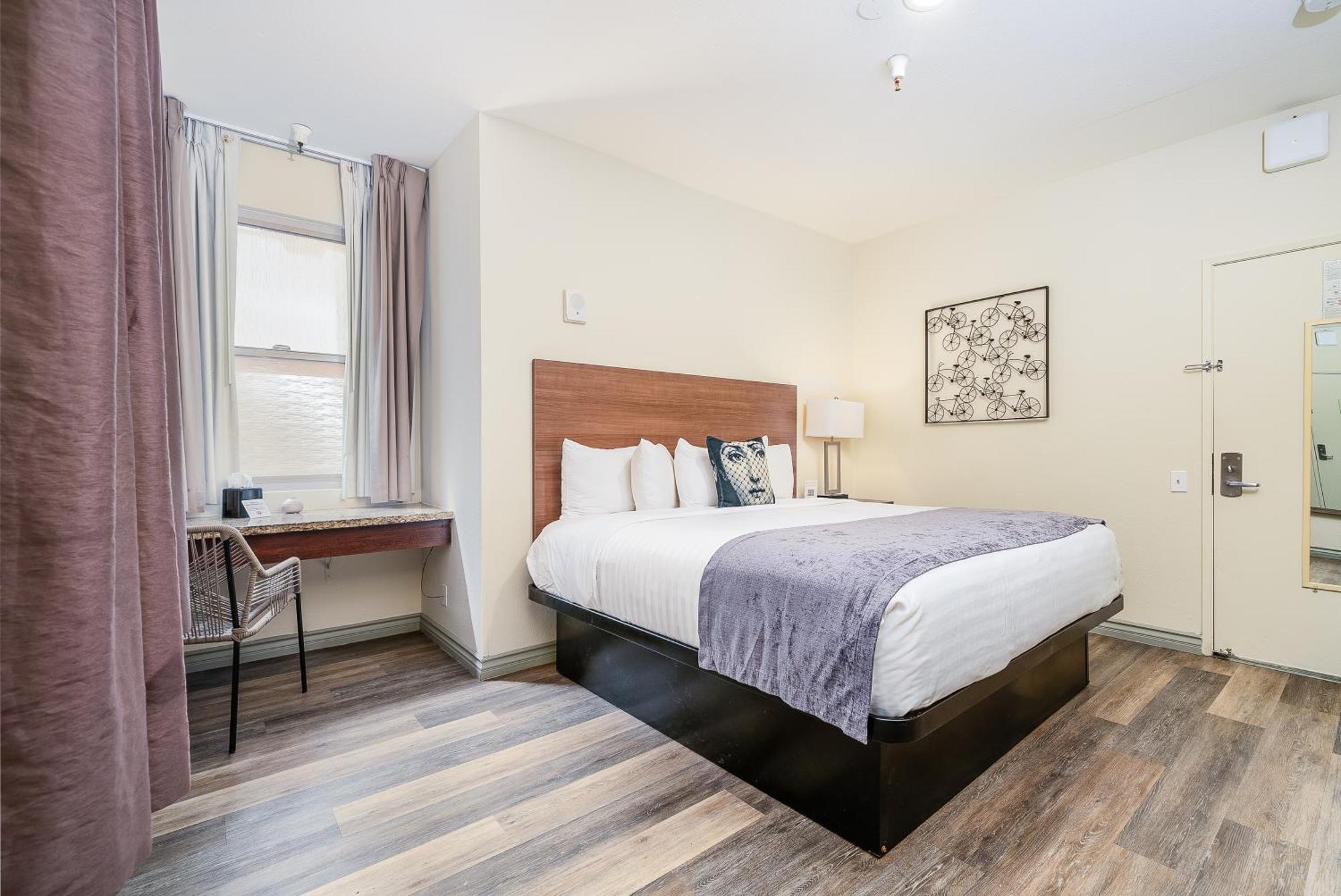 Deluxe King Room Accessible
