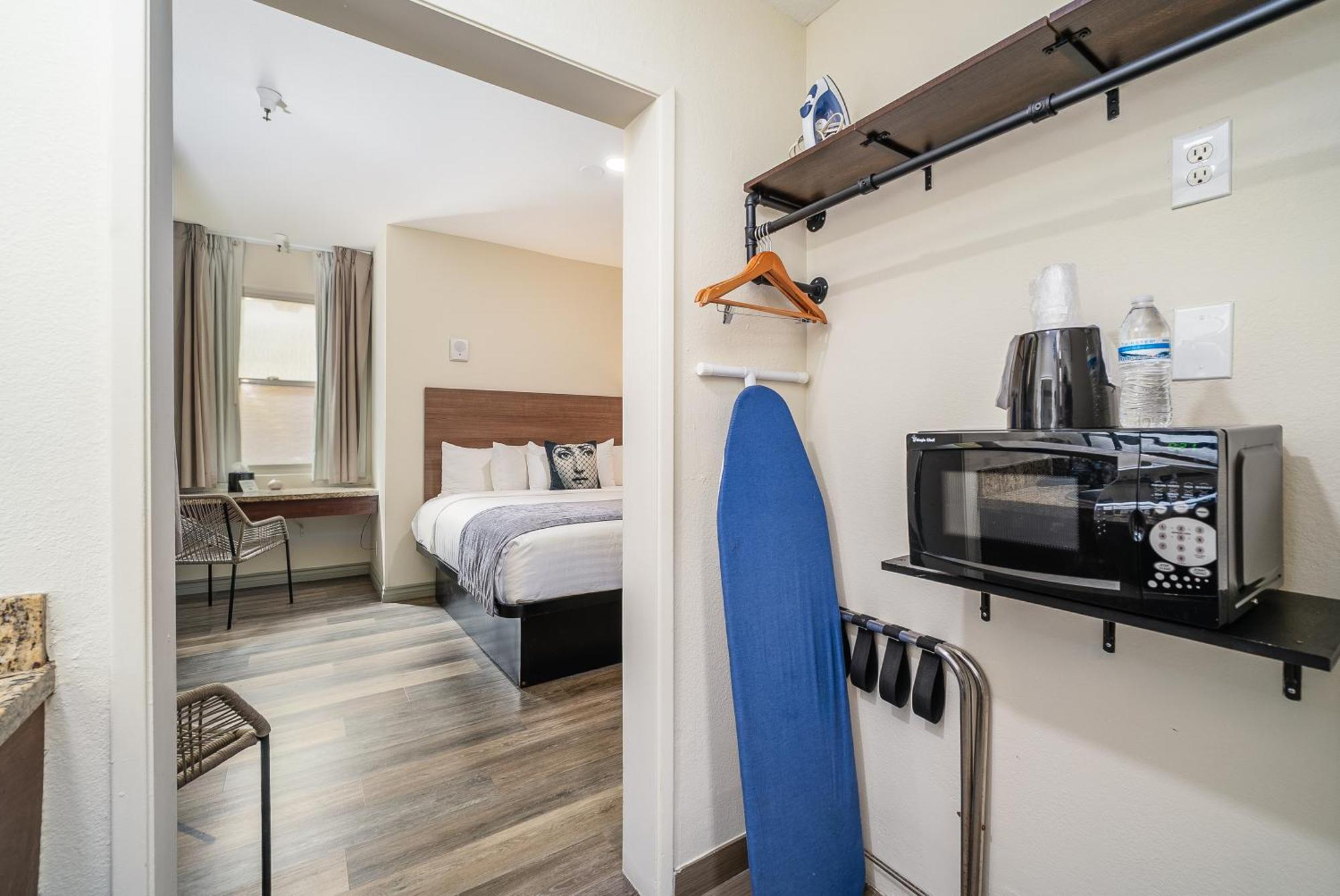 Deluxe King Room Accessible