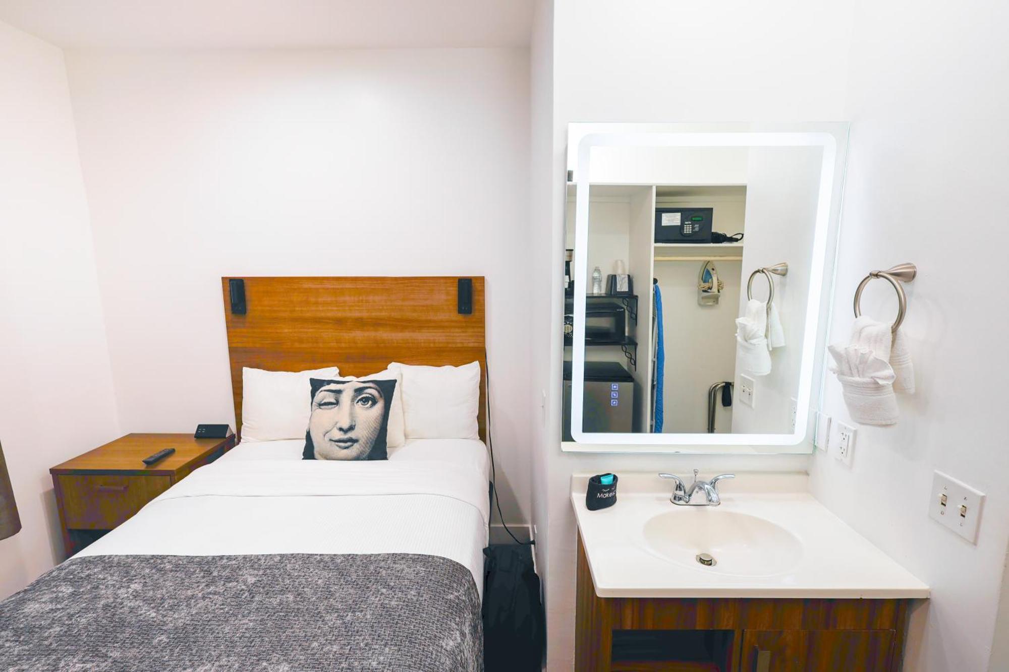 Standard Room 1 full bed