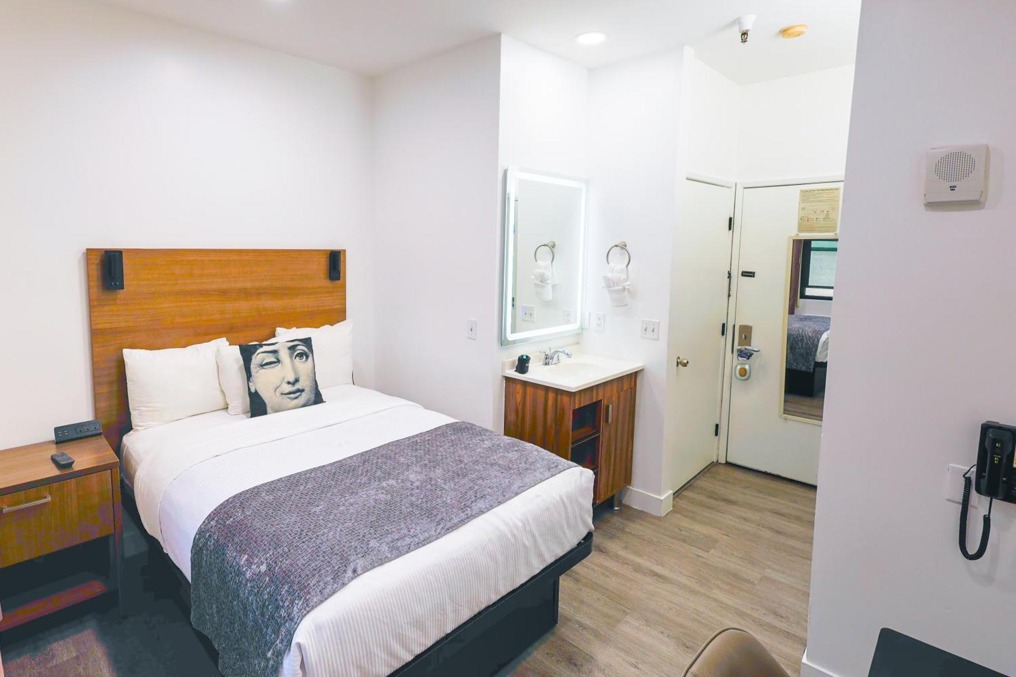 Standard Room 1 full bed